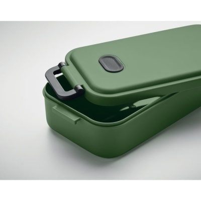 Caixa de plástico verde com tampa articulada e pega preta