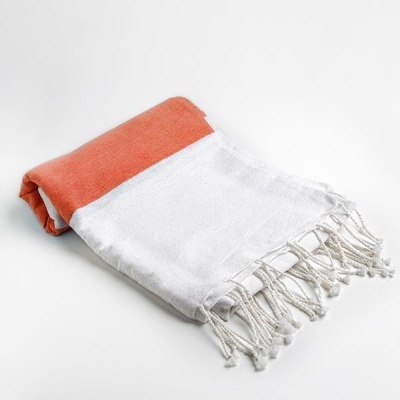 Toalha bicolor laranja e branca com franjas torcidas sobre fundo branco