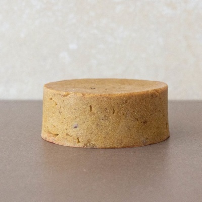 Bolo redondo castanho claro sobre superfície castanha escura