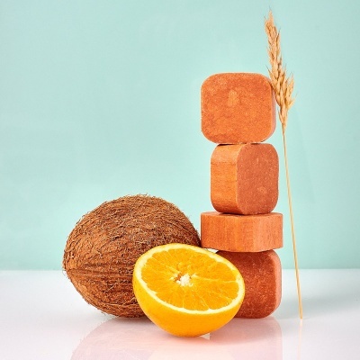 Frutas e blocos empilhados com lâmina de espigas e fundo azul claro