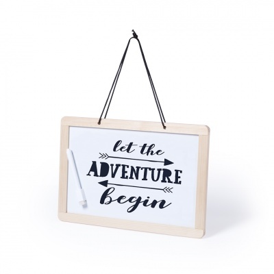 Quadro branco de madeira com texto 'let the ADVENTURE begin' e marcador branco