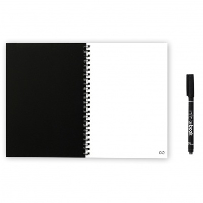 Caderno espiral preto aberto com página branca e marcador preto