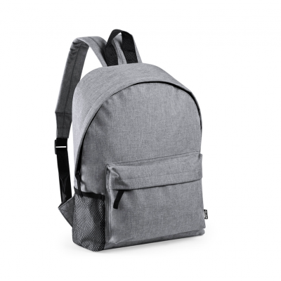 Mochila cinzenta com bolso frontal e alças ajustáveis.