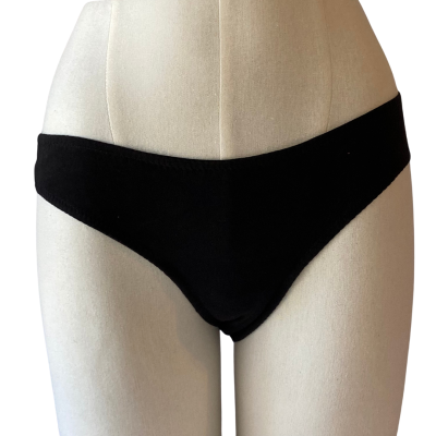 Calças interiores femininas pretas num manequim