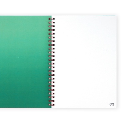 Caderno espiral aberto com capa verde, folha branca e caneta preta ao lado