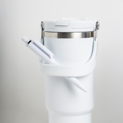 Copo térmico branco com tampa de fecho e caneta branca no suporte lateral