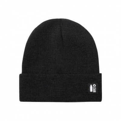 Gorro preto de malha com dobra e etiqueta com texto RPET