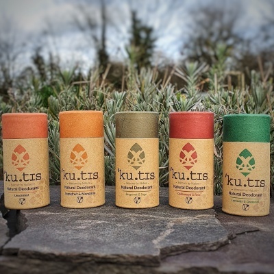Cinco desodorizantes naturais ku.tis em embalagem de cartão reciclado com tampas coloridas