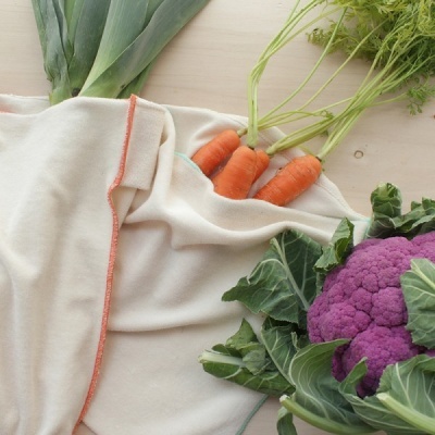 Legumes frescos com uma toalha de pano clara sobre fundo de madeira