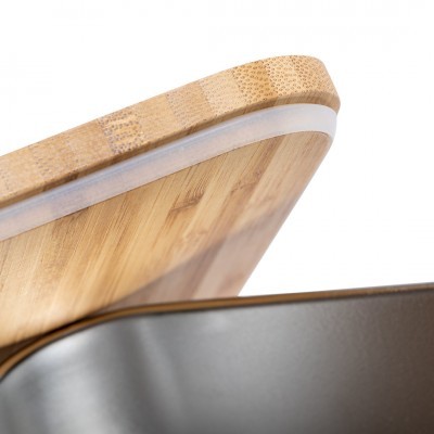 Tábua de madeira clara sobre superfície metálica cinza