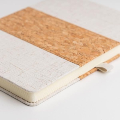 Caderno com capa em cortiça e tecido bege com elástico e suporte para caneta