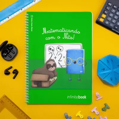 Caderno verde 'Matematicando com o Nito!' rodeado por material escolar sobre fundo amarelo
