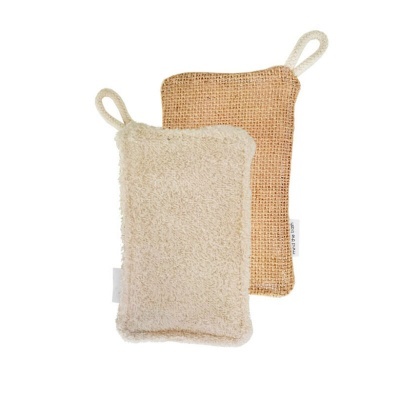 Dois panos retangulares para limpeza com alças, um felpudo bege e outro rústico castanho claro