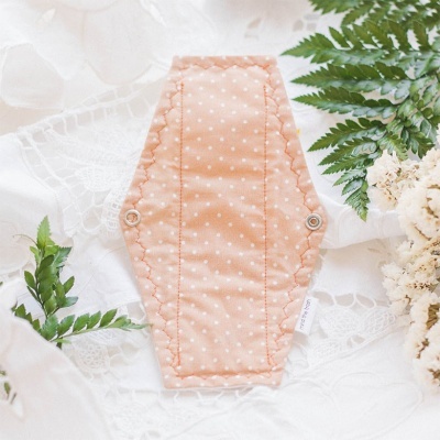 Extensor de alças de sutiã salmão claro com pontos brancos e botões de pressão