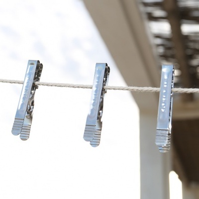 Cinco molas metálicas penduradas num cordão ao ar livre