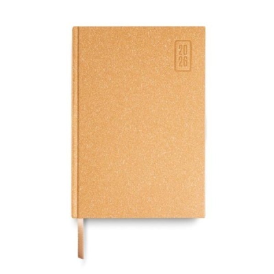 Agenda capa dura castanha clara com 2026 na capa e fita marcador.