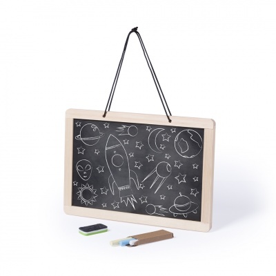 quadro-negro pendurado com desenhos espaciais a giz branco e apagador com giz