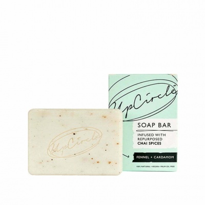 Sabonete creme com partículas e embalagem verde claro com texto preto