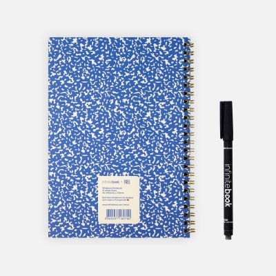 Caderno azul com padrão branco e caneta preta