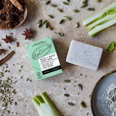 Barra de sabão e embalagem Upcircle com especiarias e funcho ao lado