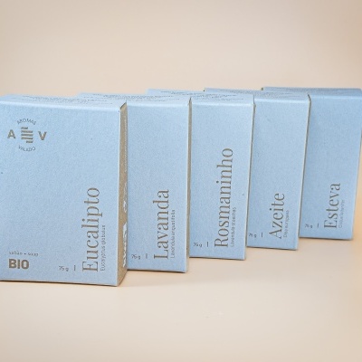 Cinco caixas azuis de sabonetes com nomes e números