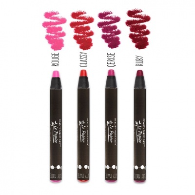 Quatro lápis de lábios coloridos com amostras das cores Rosa, Vermelho e Vinho e respetivos nomes.