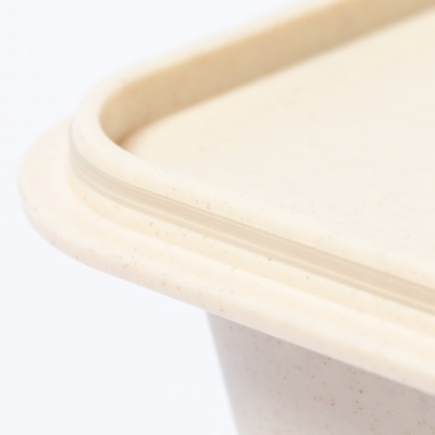 Frasco quadrado branco com tampa e textura rugosa