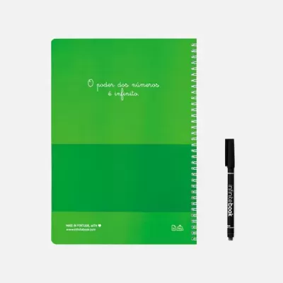 Caderno verde com texto branco e caneta preta ao lado