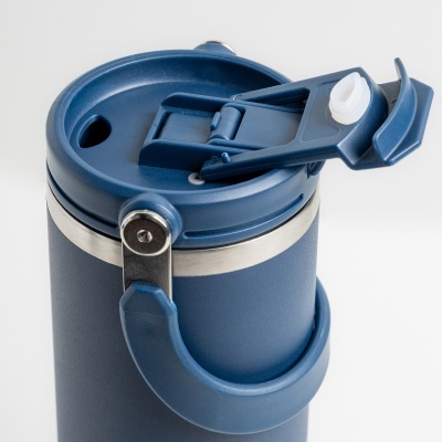 Garrafa térmica azul com tampa plástica e punho lateral