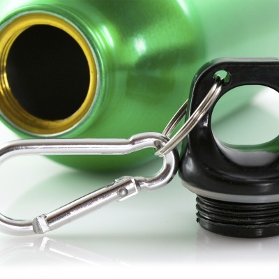 Garrafa desportiva metálica verde com tampa preta e mosquetão prateado