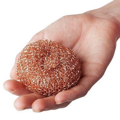 Esponja metálica de cor cobre na mão