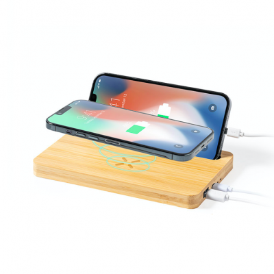Base de carregamento em madeira clara com dois smartphones a carregar.