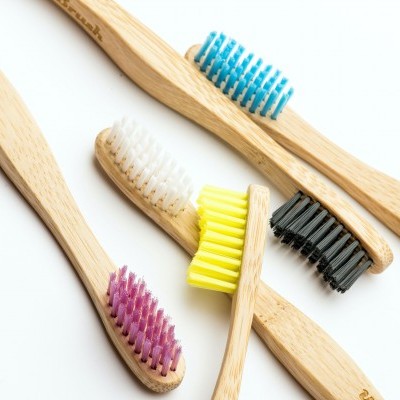 Escovas de dentes de madeira com cerdas coloridas