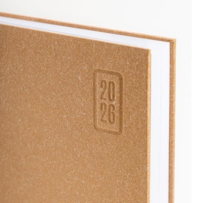 Agenda com capa dura castanha clara e gravação 2026 em relevo