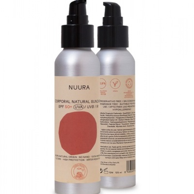 Duas embalagens de protetor solar corporal NUURA SPF 50+ com dispensador, rótulo bege e terracota