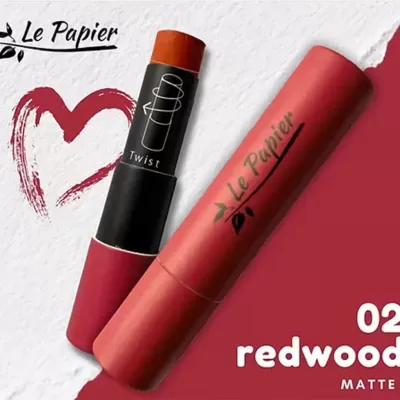 Batom Le Papier Twist vermelho em embalagem preta e vermelha com texto e fundo vermelho