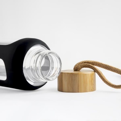 Garrafa de vidro com capa de silicone preta e tampa de madeira com corda