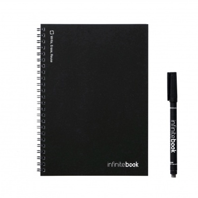 Caderno e caneta pretos da marca infinitebook sobre fundo branco