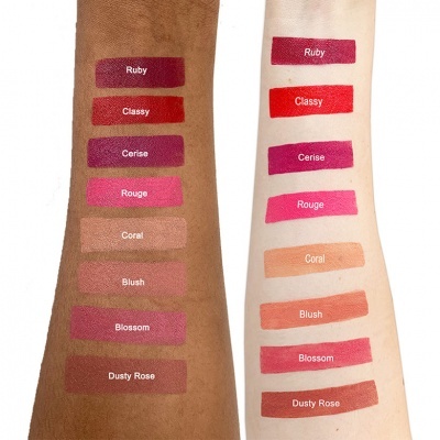 Amostras de cores de batons em dois braços com tons de pele diferentes