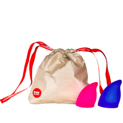 Bolsa de tecido bege com cordões vermelhos e dois objetos de silicone rosa e azul