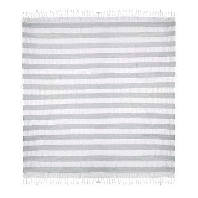 Tecido branco com riscas cinzentas e franjas finas nas extremidades