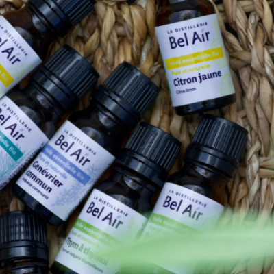 Garrafas de óleo essencial Bel Air sobre superfície de palha trançada