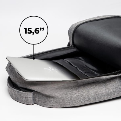 Mochila cinza clara com laptop prateado dentro e indicação 15,6''