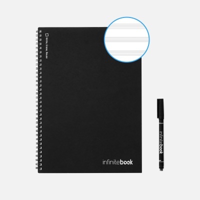 Caderno preto espiralado com caneta preta e páginas internas com linhas e pautas musicais