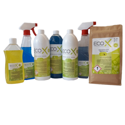 Produtos de limpeza ECO X em embalagens variadas com líquido azul, amarelo e branco, incluindo frascos de spray e embalagem de papel