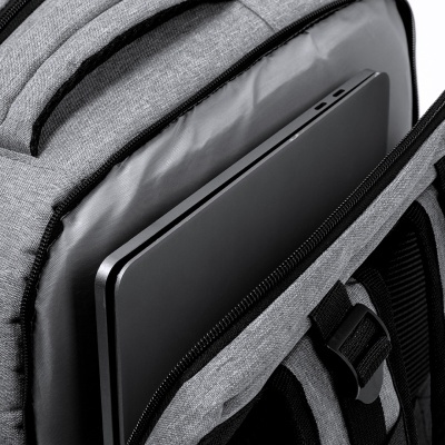 Mochila cinzenta com portátil preto no compartimento aberto