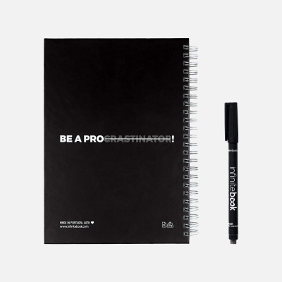 Caderno preto com frase e caneta preta sobre fundo branco