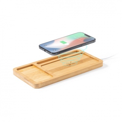 Base de carregamento sem fios em madeira clara com telemóvel preto a carregar
