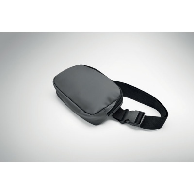 Bolsa cintura cinza com correia preta e fecho de plástico
