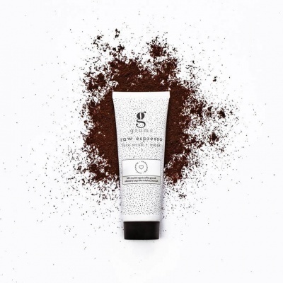 Frasco de máscara esfoliante corporal espresso com partículas granuladas escuras no fundo branco